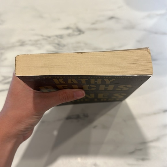 Bones of the Lost by Kathy Reiches - Picture 4 of 5